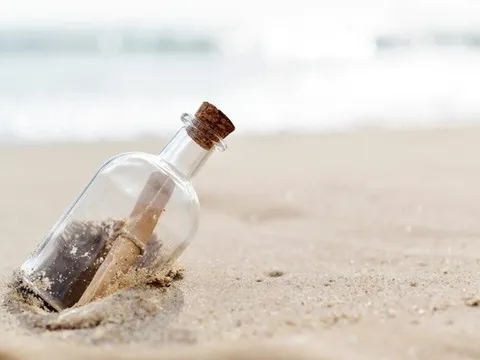 Bức thư tình trong chai trôi dạt vào bờ biển sau 66 năm, hé lộ câu chuyện lãng mạn