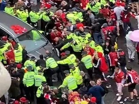 Ô tô lao vào đám đông ăn mừng chiến thắng của Liverpool, 27 người nhập viện