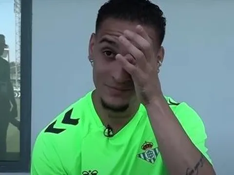 Antony bật khóc tiết lộ chuỗi ngày đen tối ở MU, ám chỉ sẽ không trở lại Old Trafford