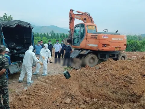 Lào Cai: Tiêu hủy hơn 2,5 tấn xúc xích, lạp xưởng, trứng gia cầm non nhập lậu