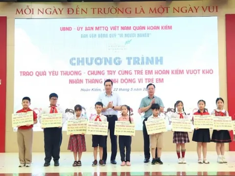 “Trao quà yêu thương - Chung tay cùng trẻ em Hoàn Kiếm vượt khó” nhân dịp 1/6