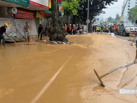 Hà Nội: Bùn từ lòng đất tràn ngược lên phố Cát Linh