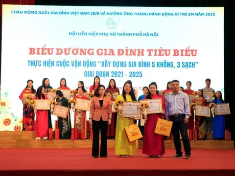 Trao tặng quà cho các gia đình Thủ đô tiêu biểu “5 không, 3 sạch”