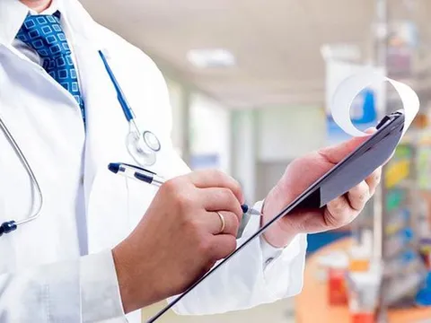 Bị gai đâm, người đàn ông 55 tuổi bỗng tím đen hai chân