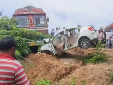 Ô tô con đâm trực diện xe tải, 4 người tử vong