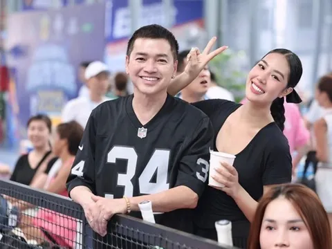"Ông bố bỉm sữa" ở tuổi U70 đi cổ vũ bạn gái 9X thi pickleball khiến khán giả sốc