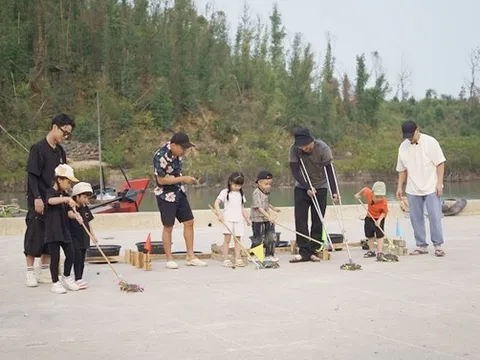 Nam ca sĩ Phan Đinh Tùng vượt qua thử thách "hát để được mua mực nợ", Trung Ruồi cầu cứu vợ