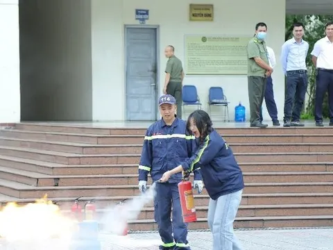 Gần 1.000 sinh viên tham gia trải nghiệm phòng cháy chữa cháy