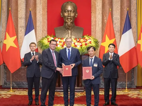 Thúc đẩy hợp tác với Pháp trong lĩnh vực công nghệ vũ trụ và hàng không