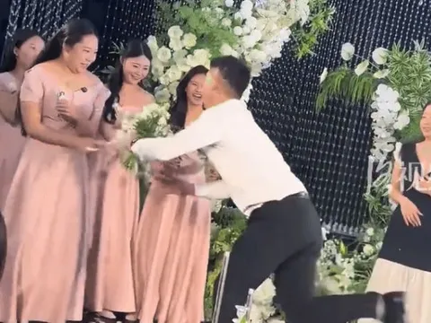 Chàng trai cầu hôn nhầm người trong đám cưới và cái kết