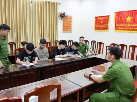 Tạm giữ nhóm thanh thiếu niên đi xe máy tốc độ cao, lạng lách rồi "khoe" trên mạng