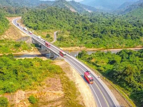 Mở rộng cao tốc Cam Lộ - La Sơn lên 4 làn xe
