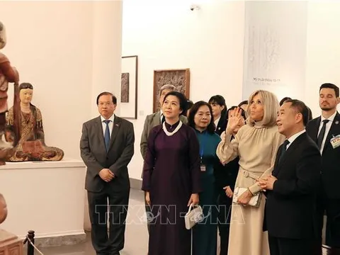 Phu nhân Tổng Bí thư và Phu nhân Tổng thống Pháp thăm Bảo tàng Mỹ thuật Việt Nam