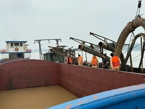 Công an truy đuổi, bắt giữ nhóm cát tặc khai thác trái phép trên sông Hồng