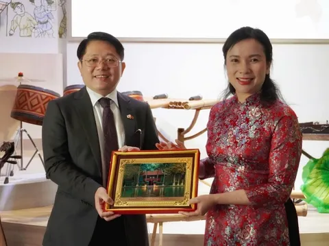 Lần đầu tiên tổ chức triển lãm về Bác Hồ tại một kỳ Triển lãm thế giới