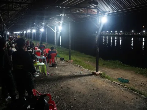 Công an đột kích, bắt quả tang gần 100 đối tượng đánh bạc bằng hình thức câu cá