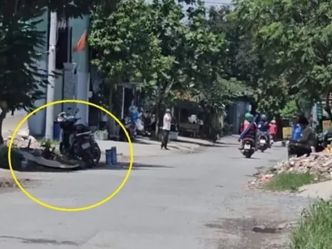 Đang đi xe máy, người đàn ông bất ngờ loạng choạng tay lái, ngã xuống đường tử vong