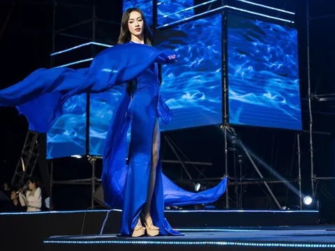 Á hậu Vũ Thúy Quỳnh toả sáng với “Đại dương xanh” của NTK Châu Loan