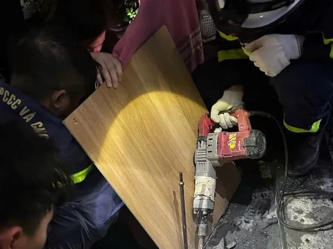 Hà Nội: Giải cứu thành công bé 8 tuổi bị kẹt tay trong đường ống đài phun nước