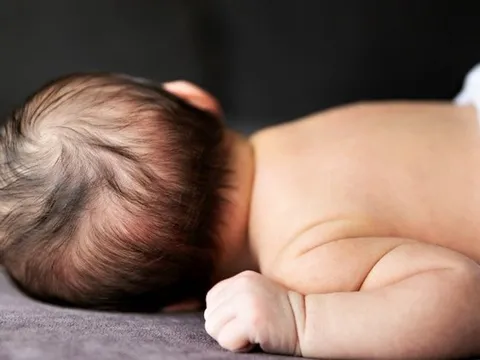 Mải dùng điện thoại, nữ y tá cắt nhầm ngón tay cái của trẻ sơ sinh