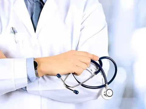 Phẫn nộ nam bác sĩ cố tình chẩn bệnh sai cho hàng trăm người khoẻ mạnh, lấy tiền mua siêu xe