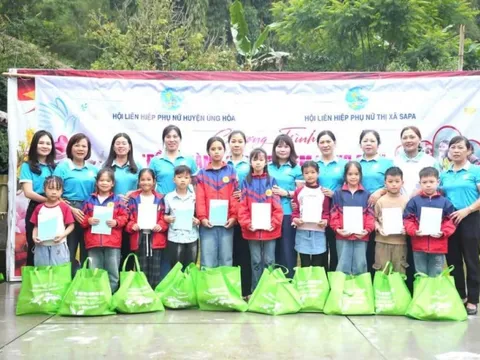 Hội LHPN huyện Ứng Hòa tặng 30 suất quà cho trẻ em mồ côi, trẻ em có hoàn cảnh khó khăn tỉnh Lào Cai