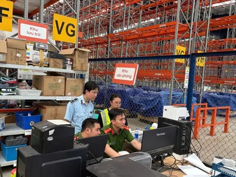 Kiểm tra Công ty Á Châu, thu giữ hàng trăm nghìn sản phẩm nhập lậu
