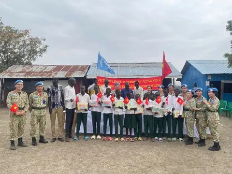 Chiến sĩ mũ nồi xanh Việt Nam mang Tết Thiếu nhi đến trẻ em Nam Sudan