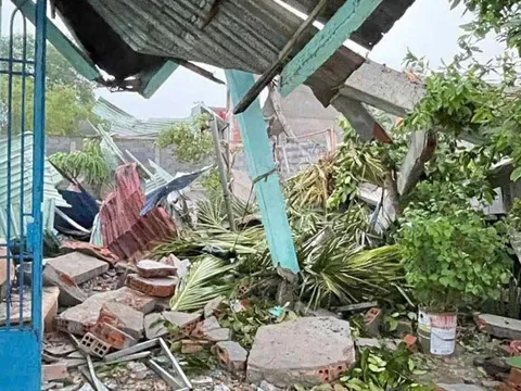 Bế cháu ra sân lấy quần áo, tường bỗng sập khiến 2 bà cháu tử vong