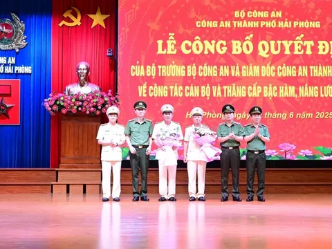Hai Phó Giám đốc Công an Tp.Hải Phòng nhận quyết định nghỉ hưu