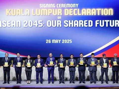 Thủ tướng Chính phủ Phạm Minh Chính cùng các nhà lãnh đạo ký Tuyên bố "ASEAN 2045: Tương lai chung của chúng ta"