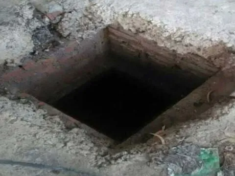 Người qua đường nhảy xuống cứu 3 công nhân ngạt thở dưới bể phốt, cả 4 đều tử vong