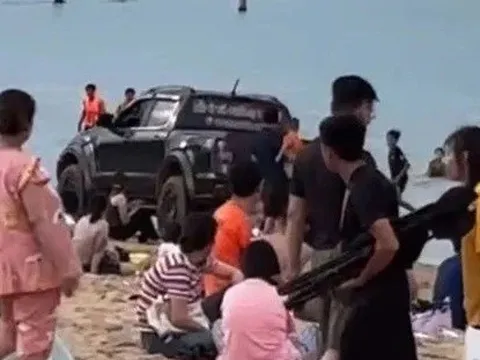 Tài xế lái xe bán tải xuống biển Tuy Hòa xin lỗi về hành động "chơi ngông" của mình