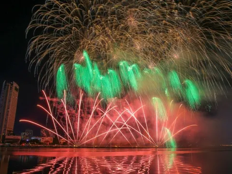 Mãn nhãn pháo hoa đỉnh cao trong đêm khai mạc DIFF 2025