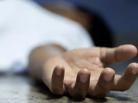 Phát hiện con trai uống hết rượu của mình, bố có hành động gây phẫn nộ