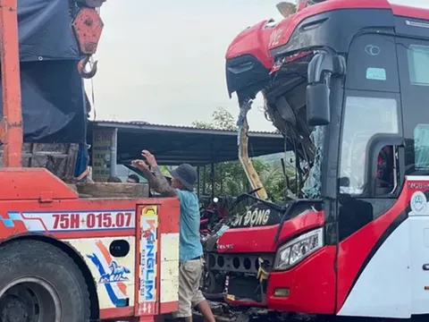 Xe khách tông xe tải đang lùi, phụ xe tử vong và nhiều người bị thương