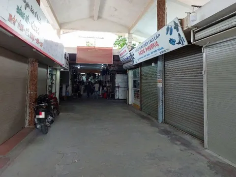 Hàng trăm kiot ở chợ truyền thống đóng cửa ngừng kinh doanh