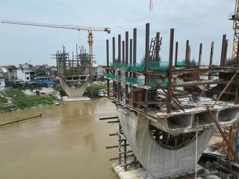 Hai trụ cầu tại dự án nghìn tỷ trơ trọi sau nhiều năm thi công