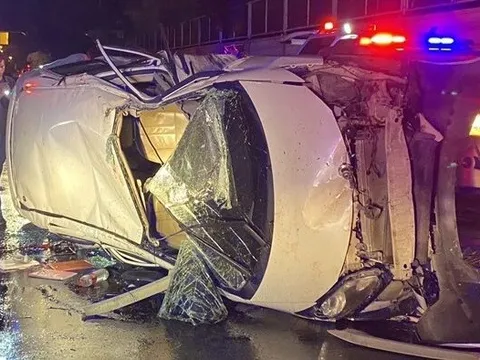 Ô tô đâm vào dải phân cách rồi lật nghiêng, 2 thanh niên tử vong