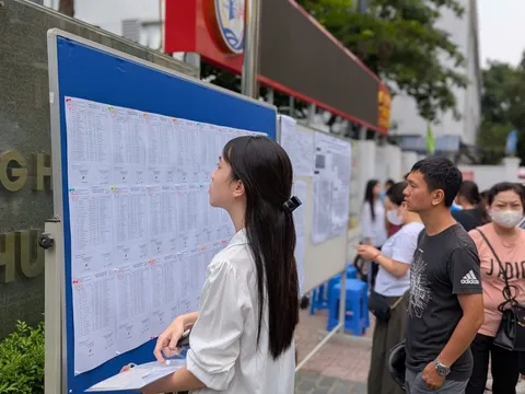 Sáng nay (6/6), thí sinh Hà Nội làm thủ tục dự thi vào lớp 10 THPT năm 2025-2026