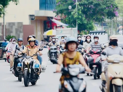 Hành động đẹp trong mùa thi lớp 10 năm 2025: Một thí sinh gặp sự cố được CSGT hỗ trợ kịp thời