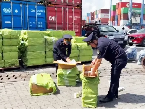 Hải quan bắt giữ 84.000 bao thuốc lá lậu giấu trong bồn thép xuất lậu đi Canada