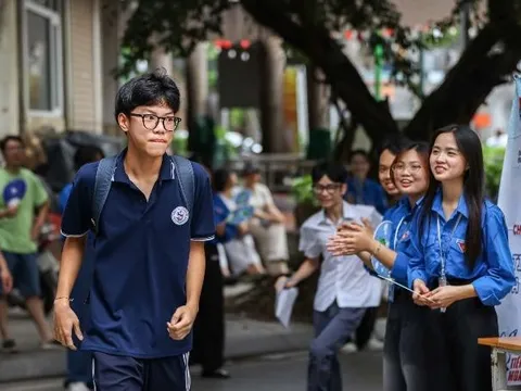 Nét đẹp áo xanh tình nguyện “tiếp sức mùa thi”