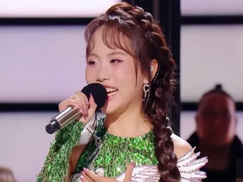 "Cô bé dân ca" Phương Mỹ Chi gây ấn tượng trên show âm nhạc xứ Trung