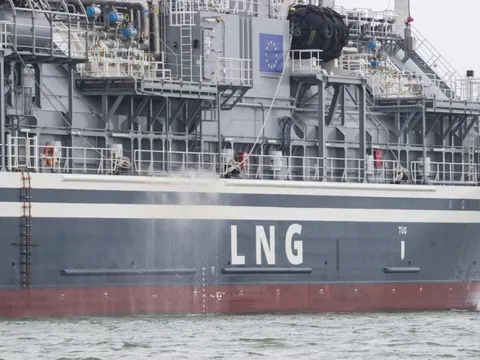 Khách hàng lớn nhất của LNG Nga ở châu Âu cảnh giác trước kế hoạch của EU