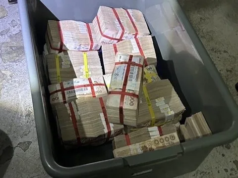 Cô gái sốc nặng khi tìm thấy 9,5 tỷ đồng trong chiếc hộp vứt cạnh thùng rác