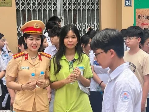 Chiều 7/6, các học sinh Hà Nội bước vào môn thi thứ hai
