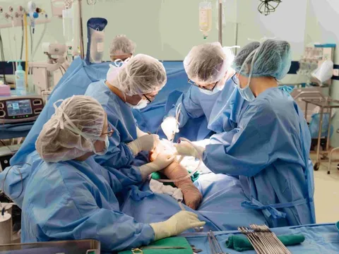VinMec lần đầu thay toàn bộ xương đùi cho bệnh nhi ung thư nhỏ tuổi nhất thế giới