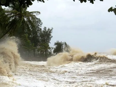 Áp thấp gần Biển Đông có khả năng mạnh thành bão, tâm điểm đổ bộ nơi nào?