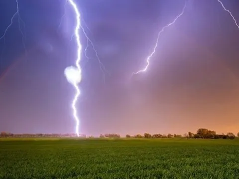 Đang ngồi trong nhà, nam thanh niên 18 tuổi bị sét đánh tử vong